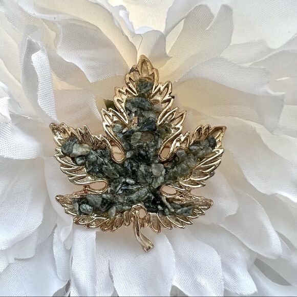 Vintage Retro Jade Stone Gold Tone Maple Leaf Brooch - Picture 1 of 9